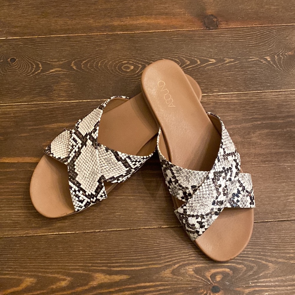 Abound Skylar Cross Band Flat size 7.5